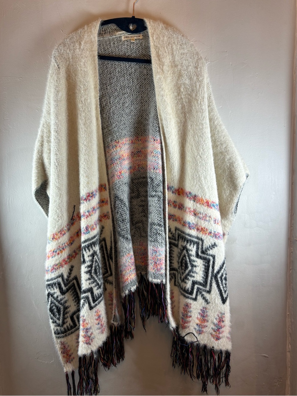 J&S Millenium Fuzzy Aztec Fringe Poncho Cardigan – Ivory & Grey, One Size